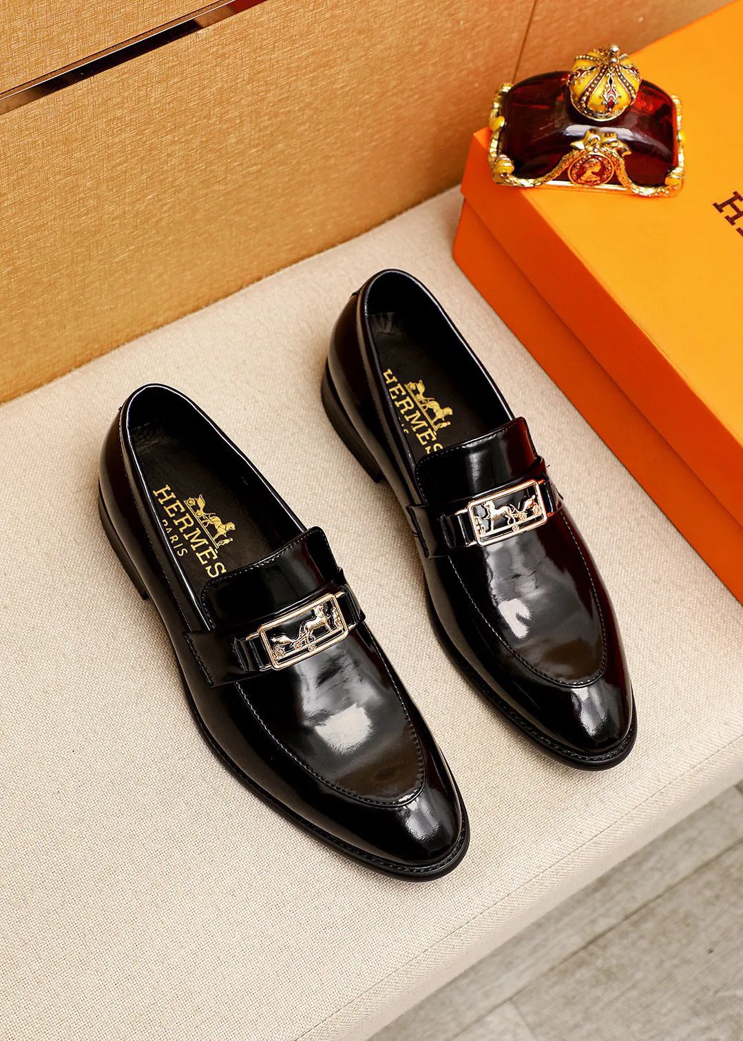 Men's shoes 💰460 💐 Product trademark: HERMES "Hermès" casual leather shoes Regular size: 39-44 (38.45.46🉑️customized) Product materials: Selected imported first-layer open-edge beaded calfskin upper + classic hardware buckle, imported water-dyed 🐂 cowhide lining. Strong three-dimensional visual effect, combined outsole Color: 1⃣️color optional